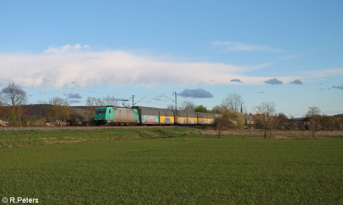 185 612-9 zieht mit einem geschlossenen ARS Altmann bei Thngersheim gen Norden. 28.03.24