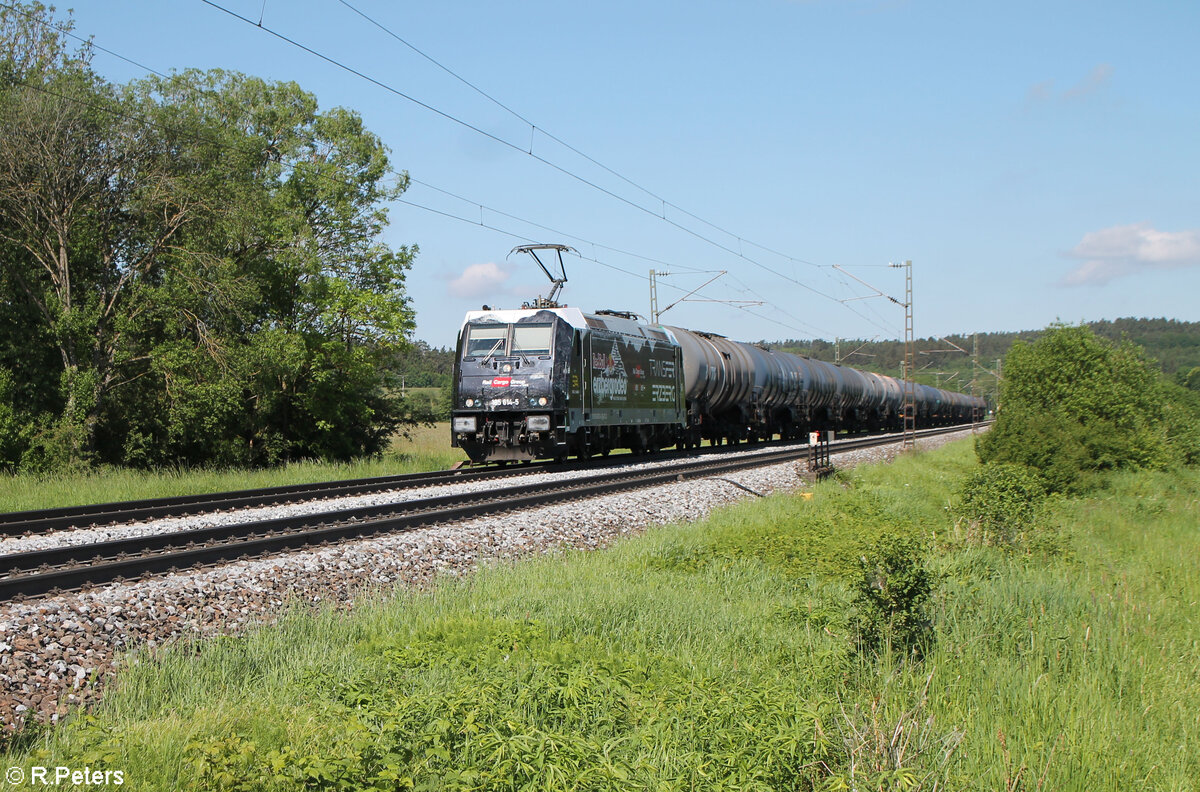 185 614  Erzbergrodeo  zieht mit einem Kesselzug von Eisenach nach Passau bei Pölling. 20.05.24