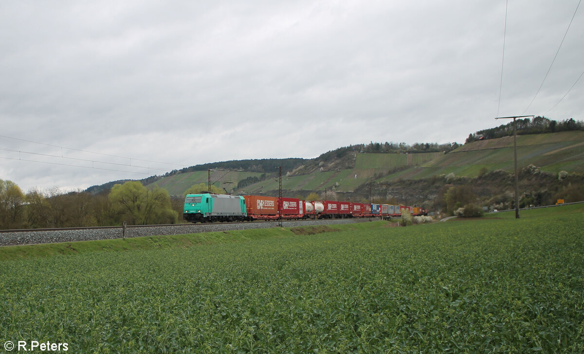 185 615-2 mit einem KLV-Zug bei Himmelstadt gen Süden. 28.03.24