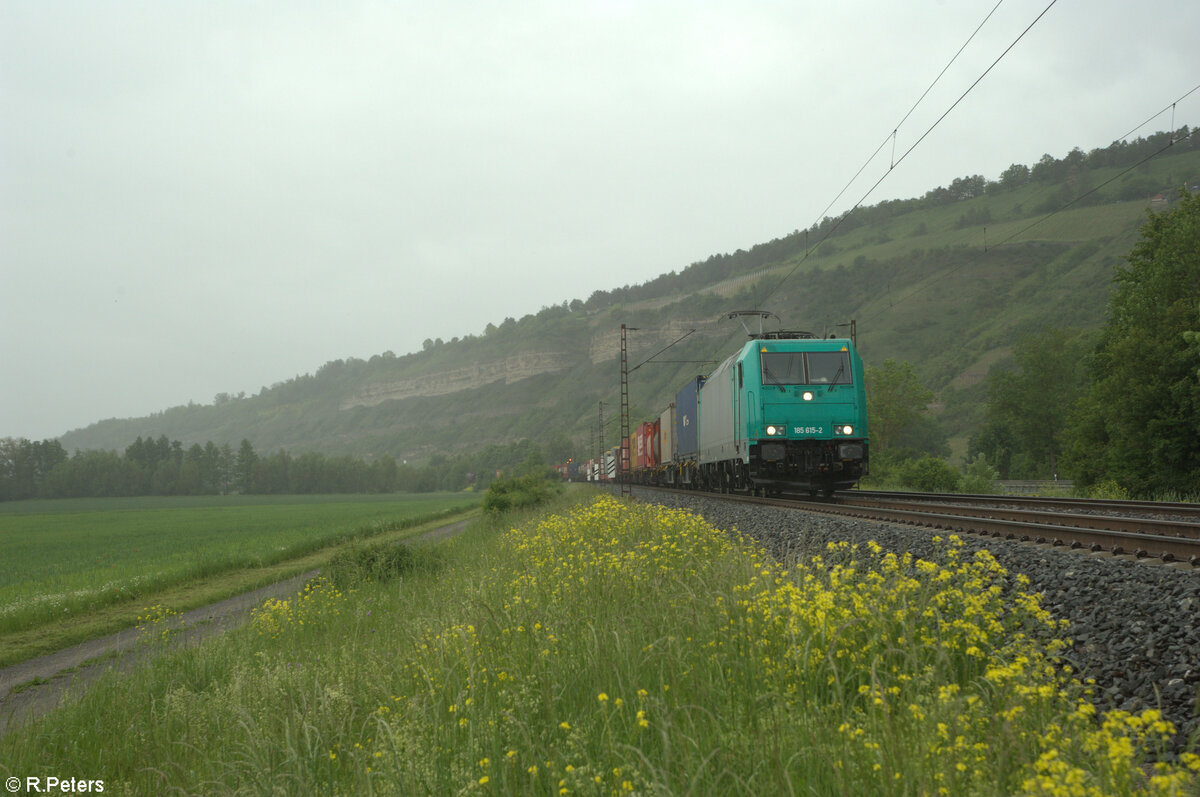 185 615-2 zieht ein KLV-Zug durch den Regen bei Thüngersheim. 18.05.24