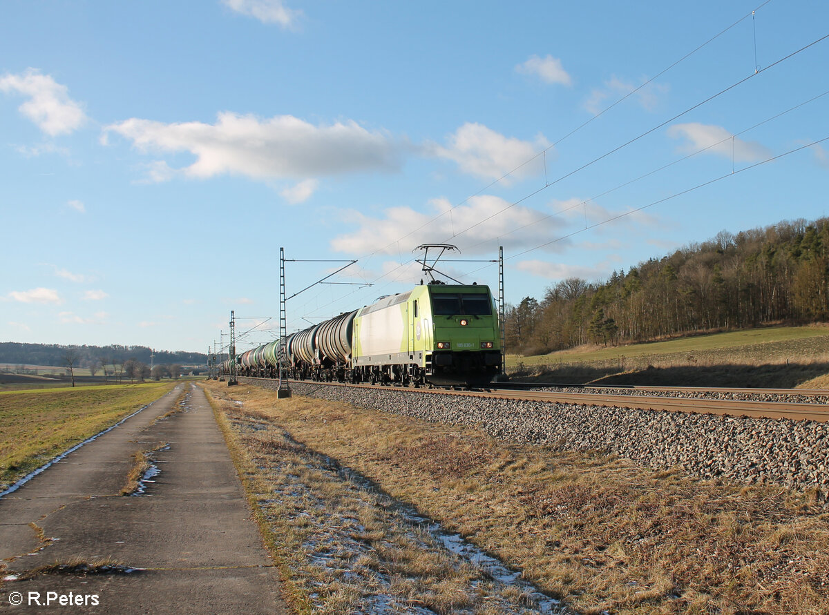 185 630-1 zieht bei Oberdachstetten ein Kesselzug in Richtung Süden. 12.01.25