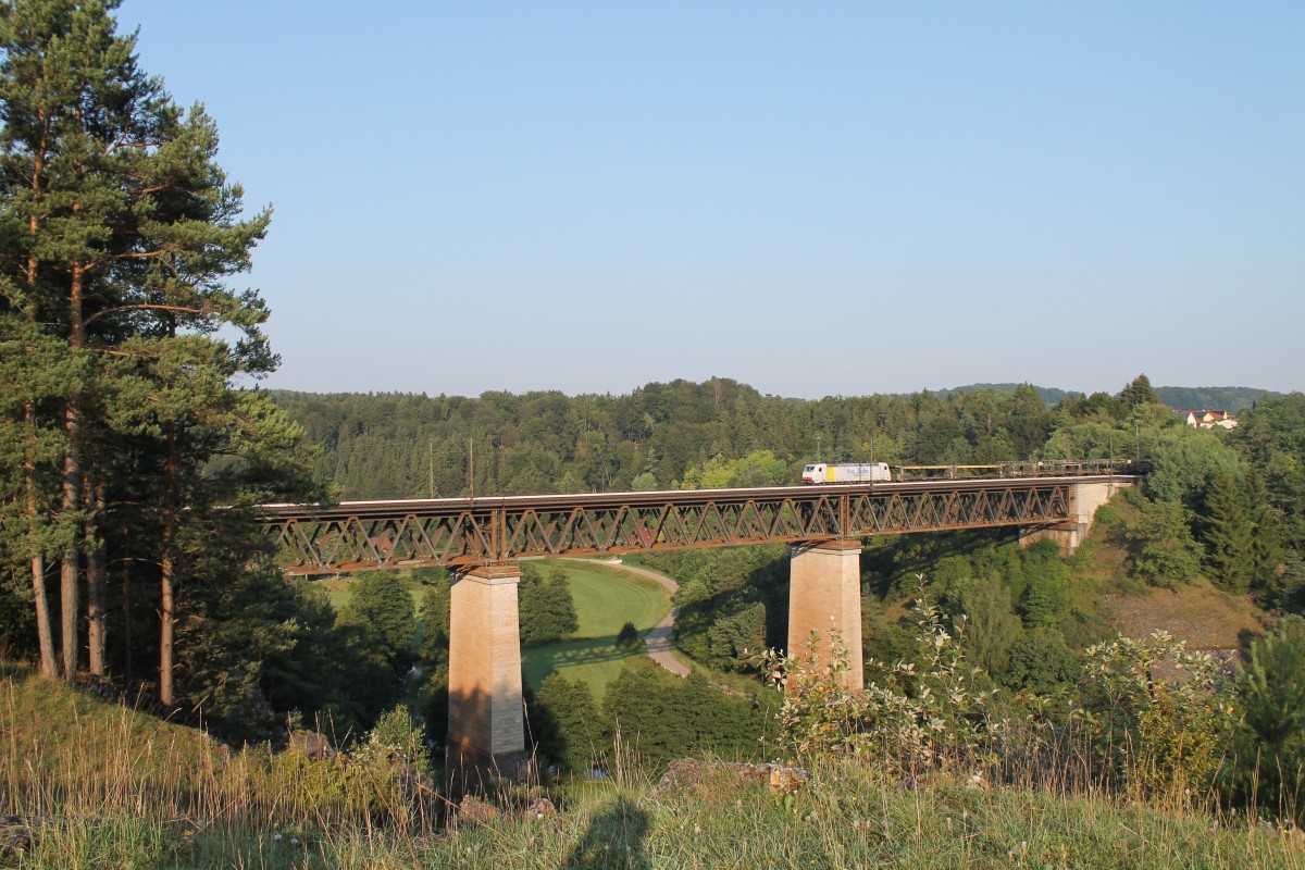185 637-6 erreicht das Viadukt von Beratzhausen mit einem leeren Autotransportzug. 25.07.14