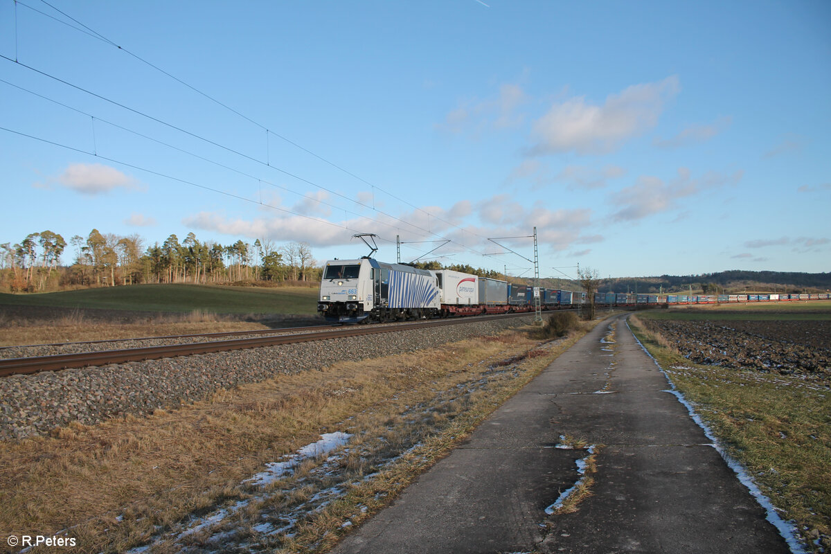 185 663 zieht den Panneuropa/Terra Trans Wechselpritschenzug bei Oberdachstetten in Richtung Würzburg. 12.01.25
