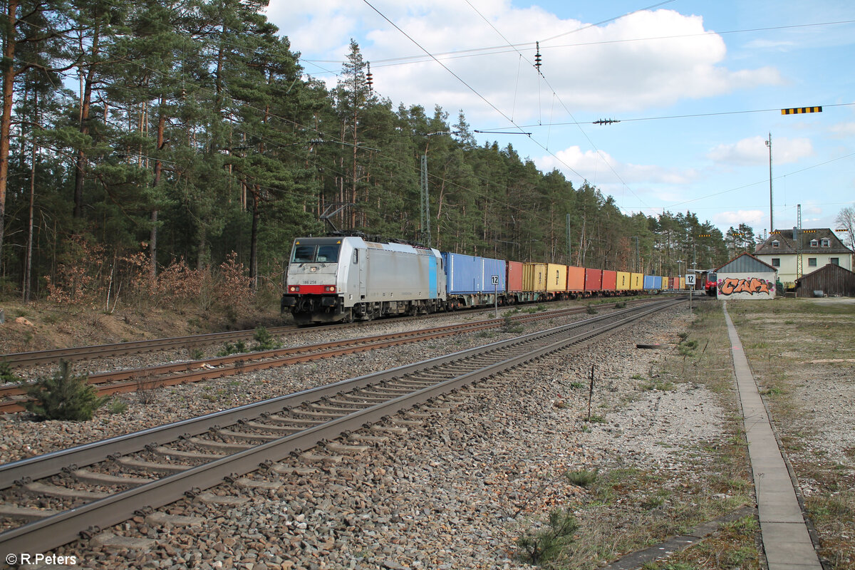 186 258-2 mit einem Containerzug in Ochenbruck. 25.03.24