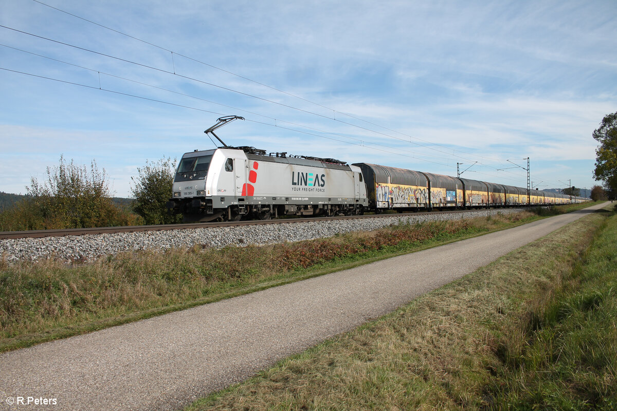 186 385-1 zieht bei Pölling ein geschlossenen ARS Altmann BMW-Zug aus Regensburg Ost in Richtung Nürnberg. 17.10.24