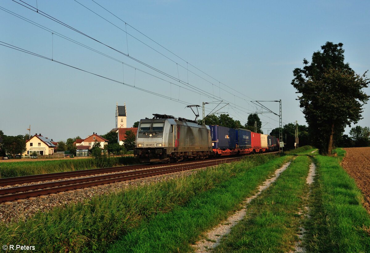 186 387-7 zieht bei Moosham ein KLV Zug in Richtung Regensburg. 21.08.21