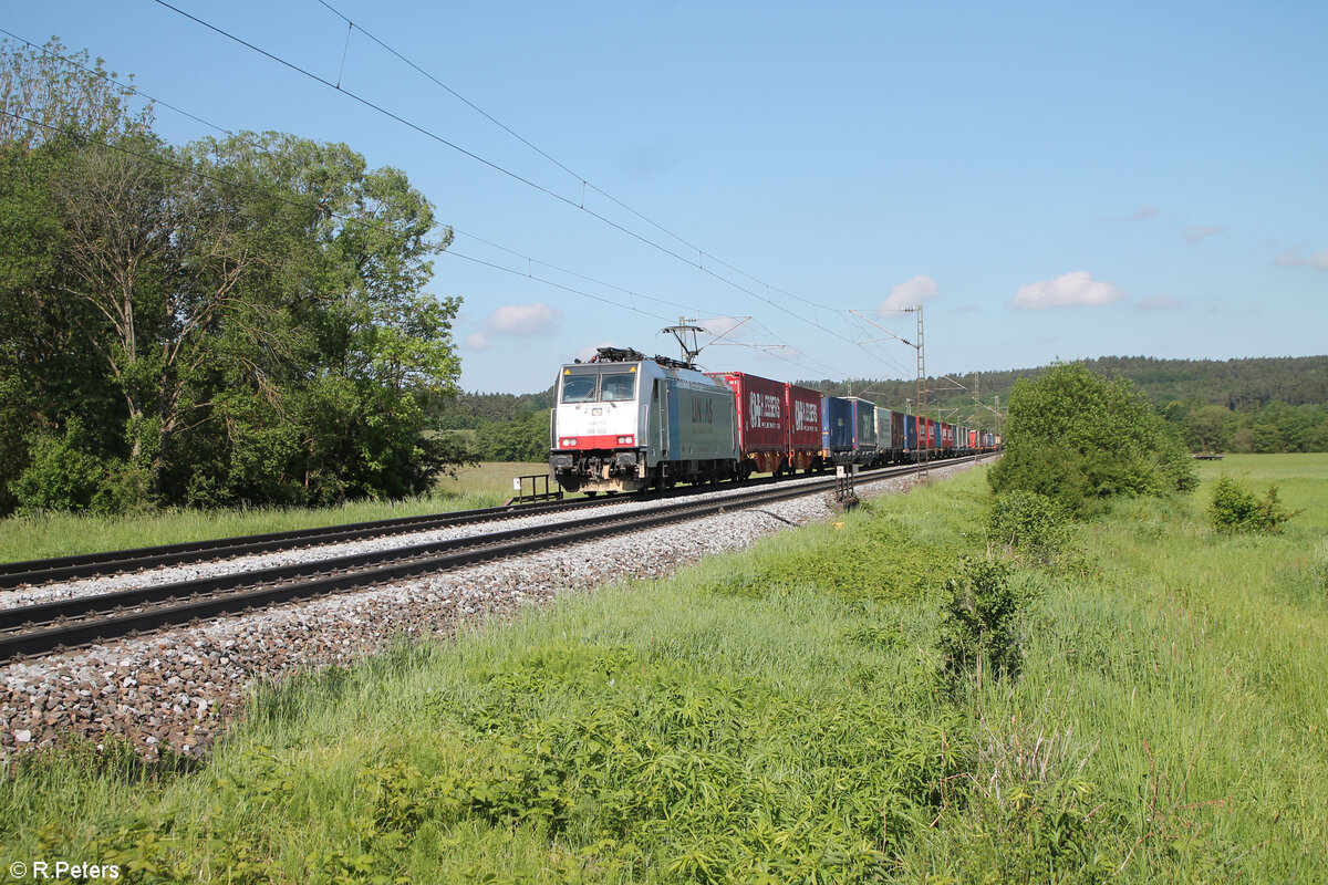 186 502-1 zieht mit einem Containerzug bei Pölling gen Regensburg. 20.05.24