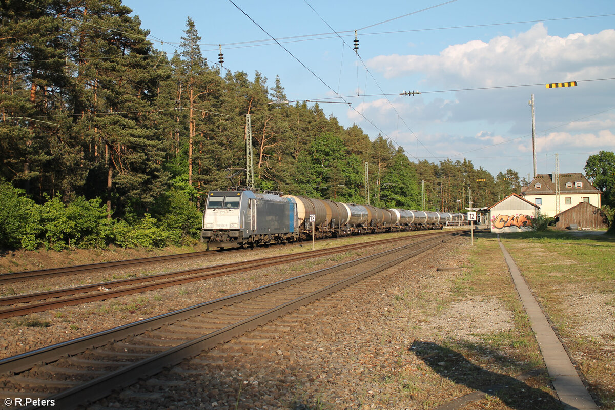 186 536-9 zieht mit einem Kesselzug durch Ochenbruck. 12.05.24