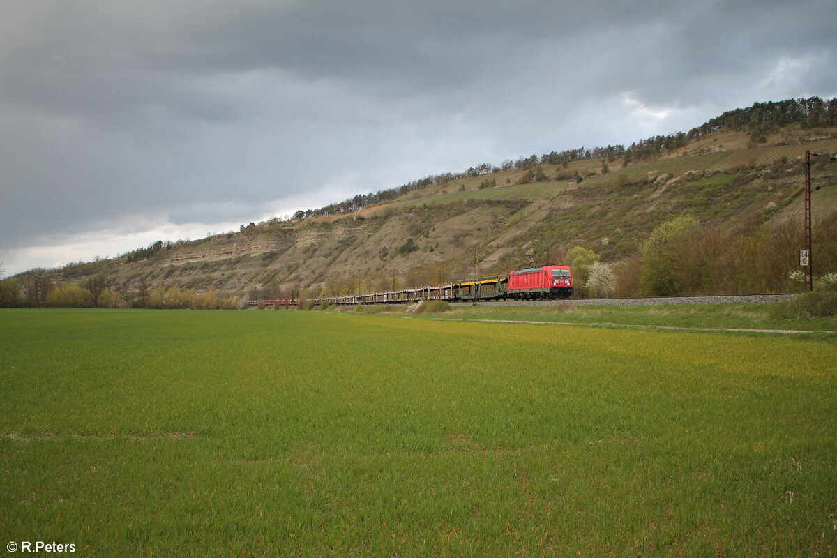 187 113-6 zieht bei Thüngersheim ein leeren Autotransportzug gen Süden.28.03.24