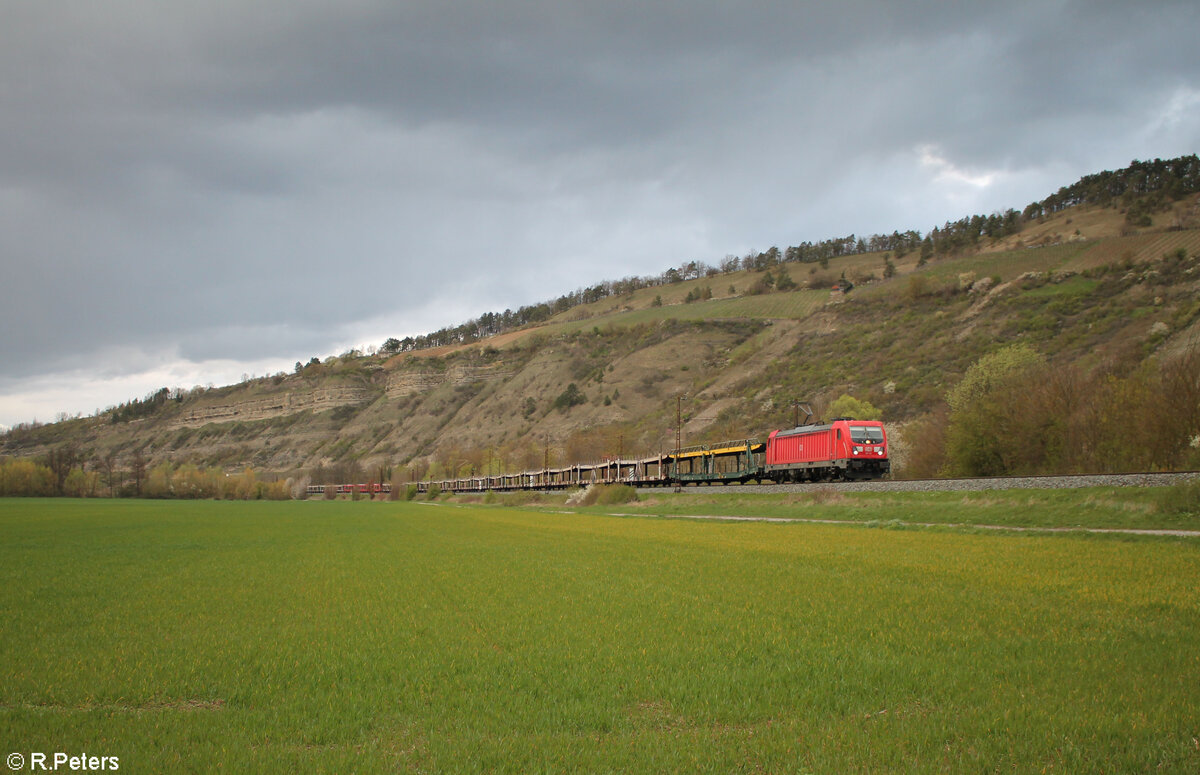 187 113-6 zieht bei Thüngersheim ein leeren Autotransportzug gen Süden.28.03.24