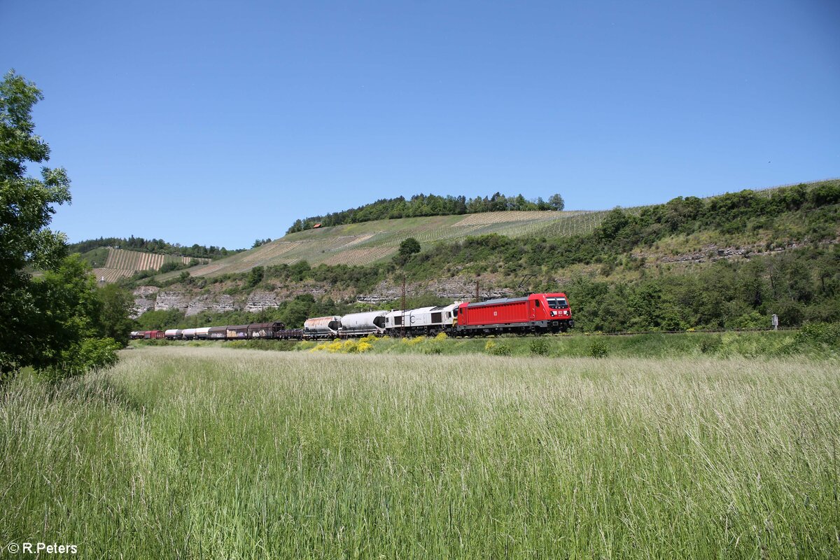 187 130-0 und 077 006 ziehen ein gemischten Güterzug bei Himmelstadt. 02.06.21