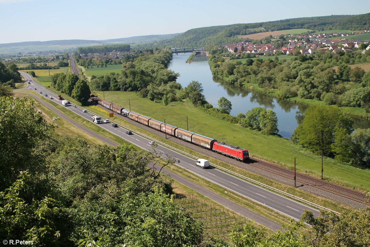 187 148-2 zieht mit einem gemischten Güterzug gen Norden bei Himmelstadt. 02.06.21