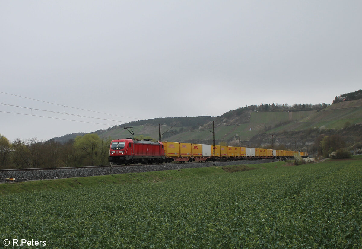 187 169-8 zieht mit einem DHL-Zug bei Himmelstadt in Richtung Süden. 28.03.24