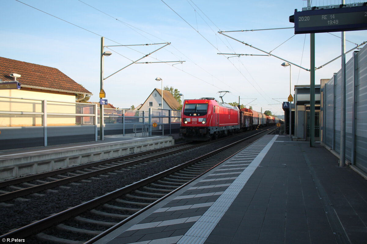 187 206 zieht ein gemischten Gterzug in Richtung Norden durch Ebensfeld. 20.05.24