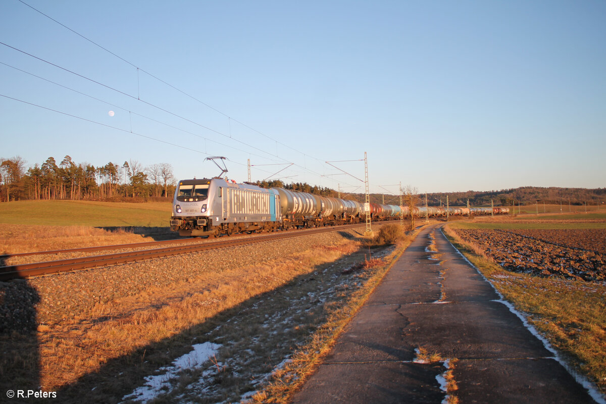 187 307-4 zieht ein Kesselzug bei Oberdachstetten während im Hintergrund schon der Neumond zu sehen ist. 12.01.25