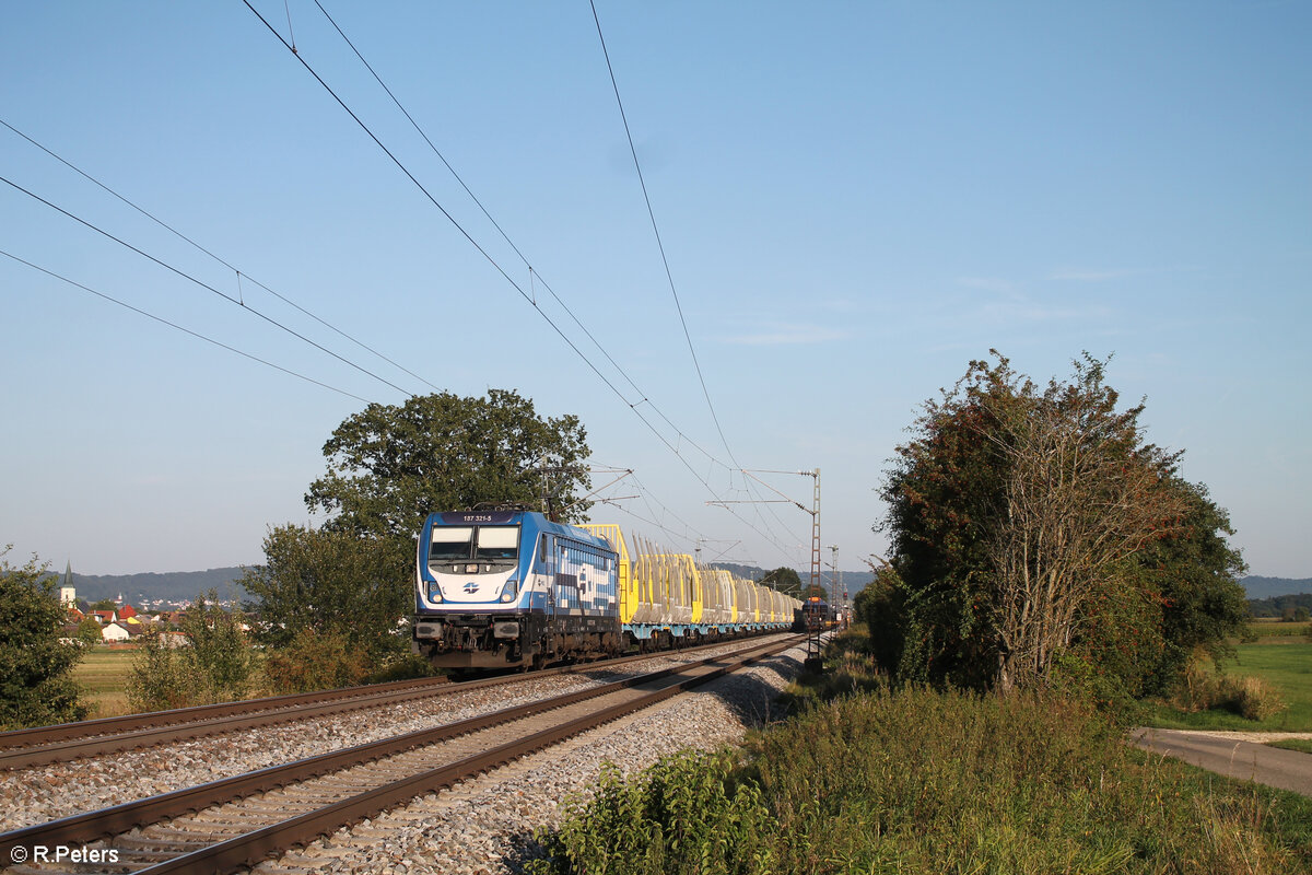 187 321-5 zieht mitz einem Gigawood leer Holzzug bei Pölling in Richtung Norden. 28.08.24