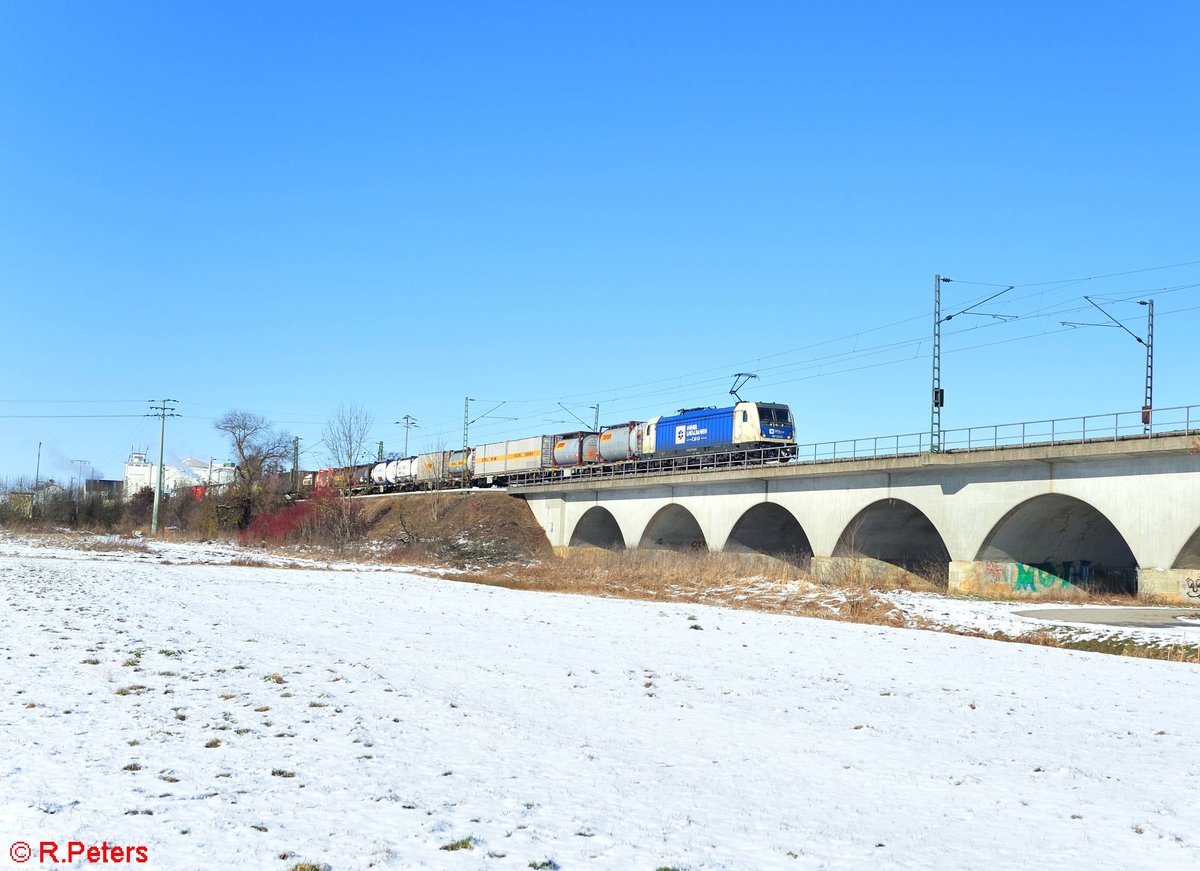 187 325 zieht ein KLV Zug über die Brücke bei Sünching in Richtung Passau. 13.02.21