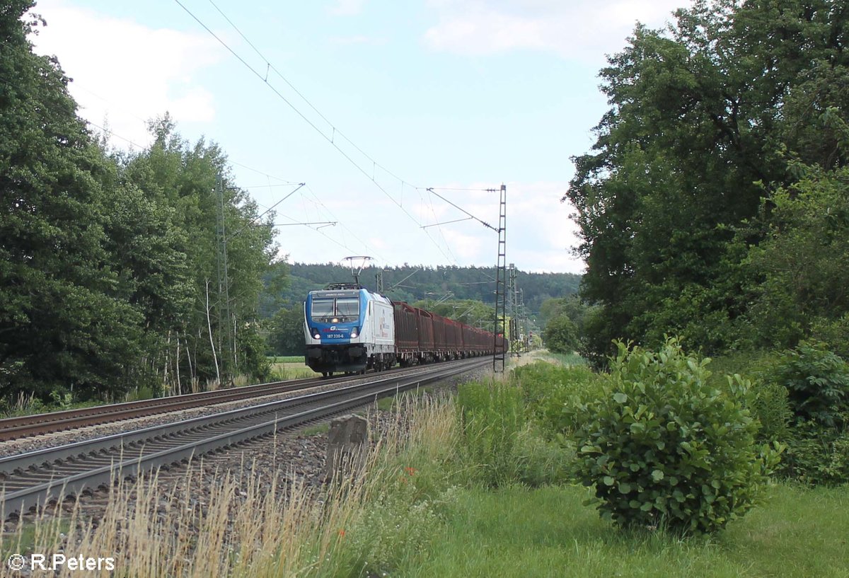 187 330-6 zieht ein Holzzug bei Postbauer-Heng in Richtung Nürnberg. 03.07.20