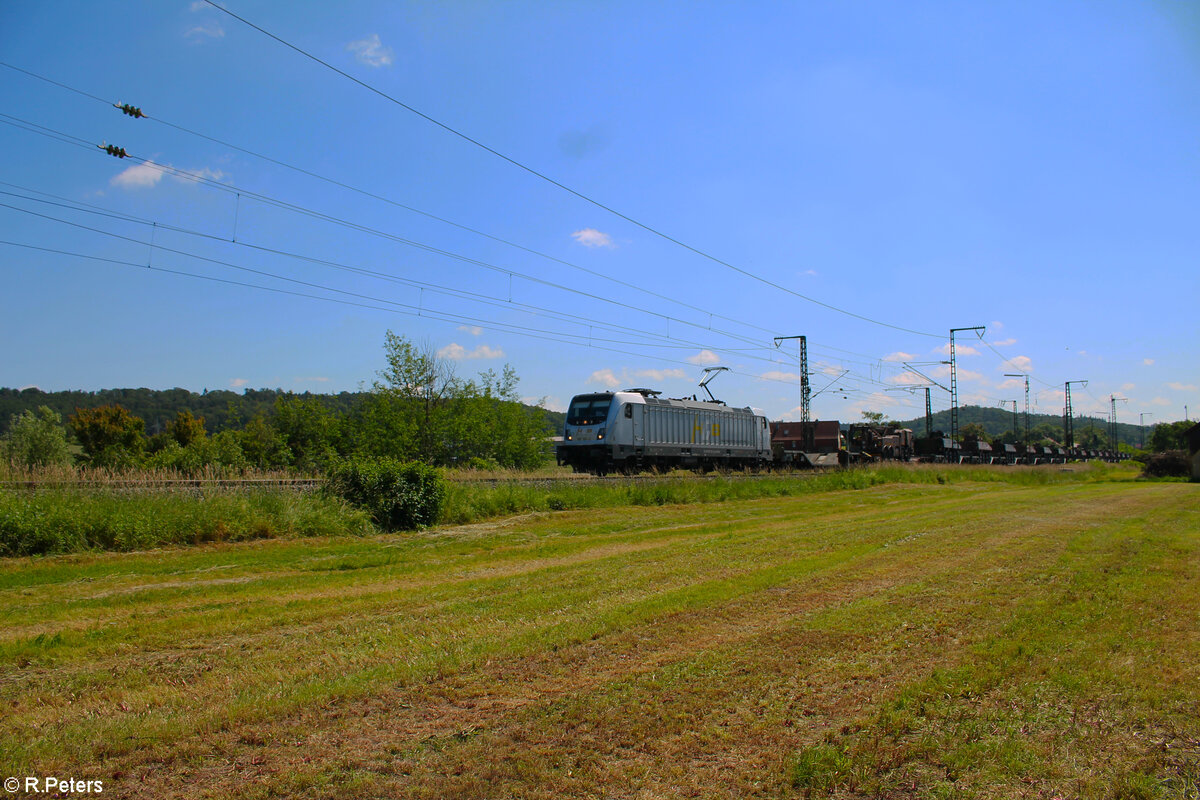 187 501 zieht bei Oberdachstetten einen Militärzug in Richtung Norden. 08.06.24