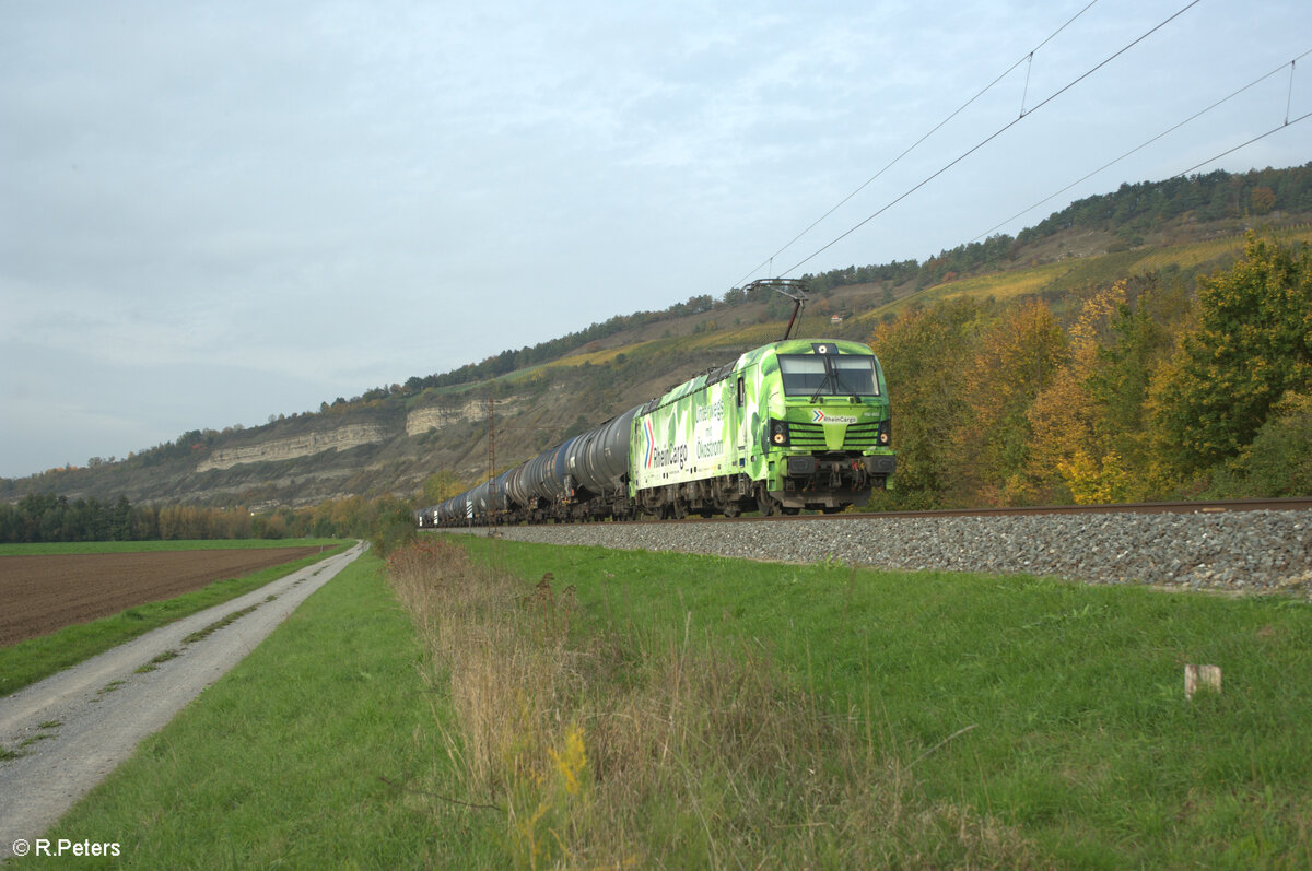 192 033 zieht bei Thüngersheim ein Kesselzug in Richtung Süden. 20.10.24