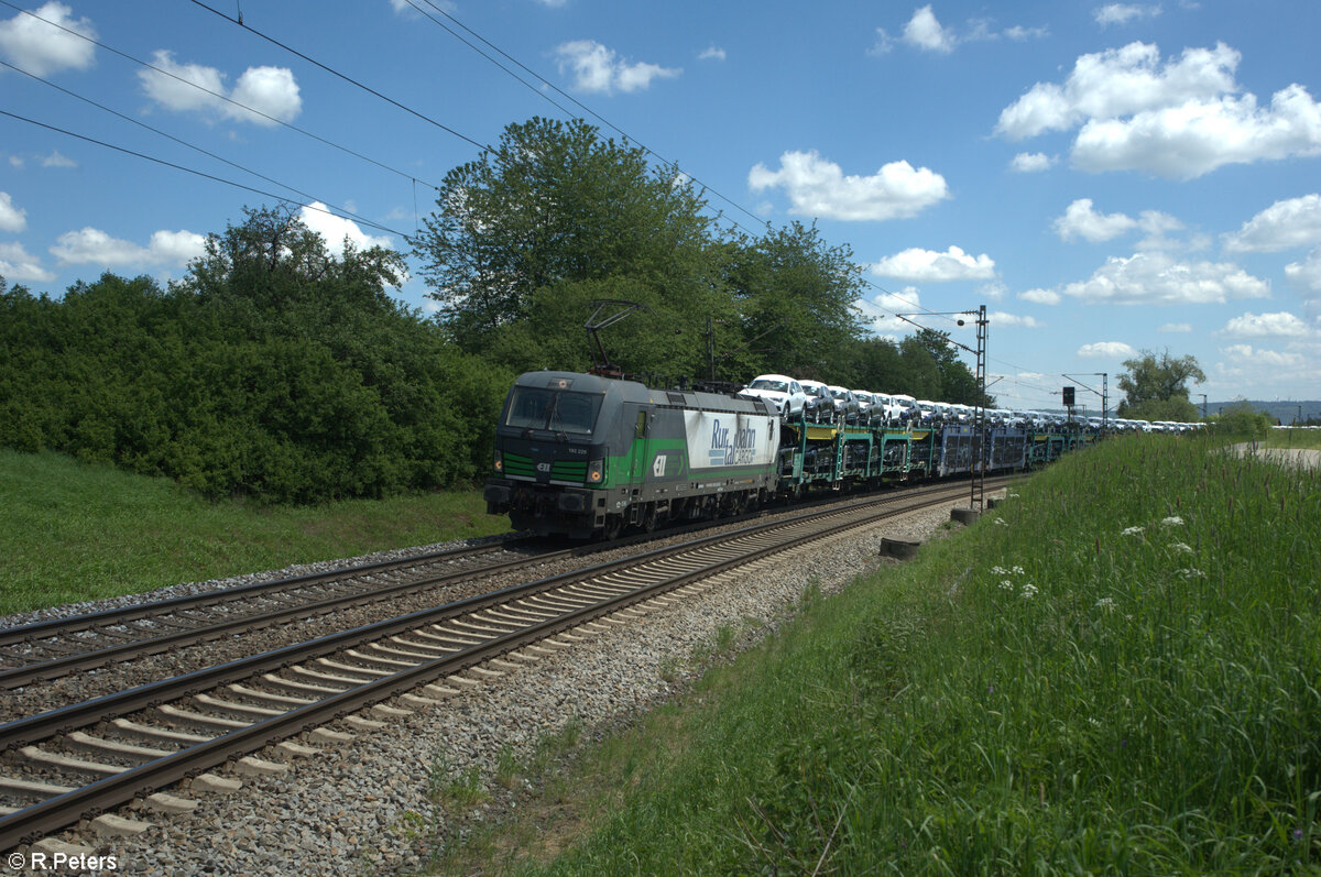 192 229-2 zieht mit einem Autotransportzug  ARS Altmann bei Pölling in Richtung Nürnberg. 14.05.24