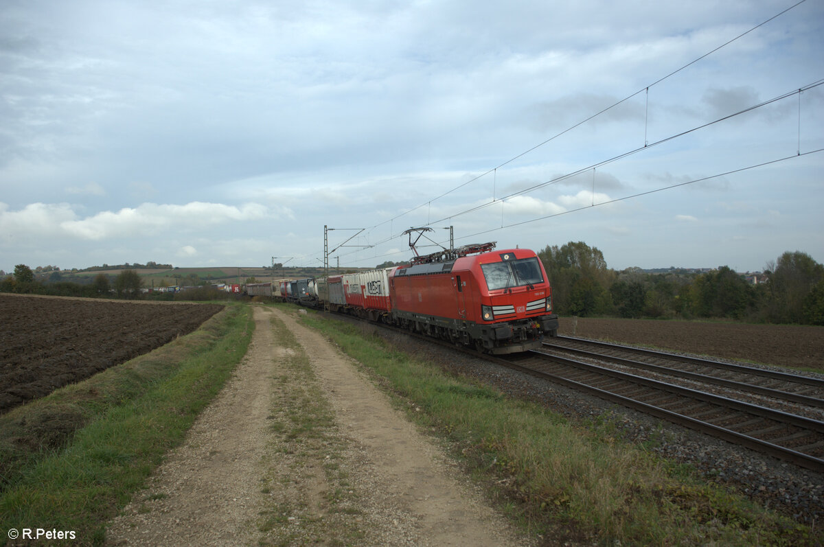 193 036 erreicht Treuchlingen mit einem KLV-Zug in Richtung Süden. 18.10.24
