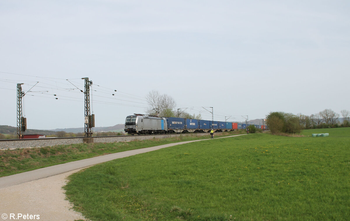 193 125 zieht ein Containerzug bei Pölling gen Norden. 07.04.24