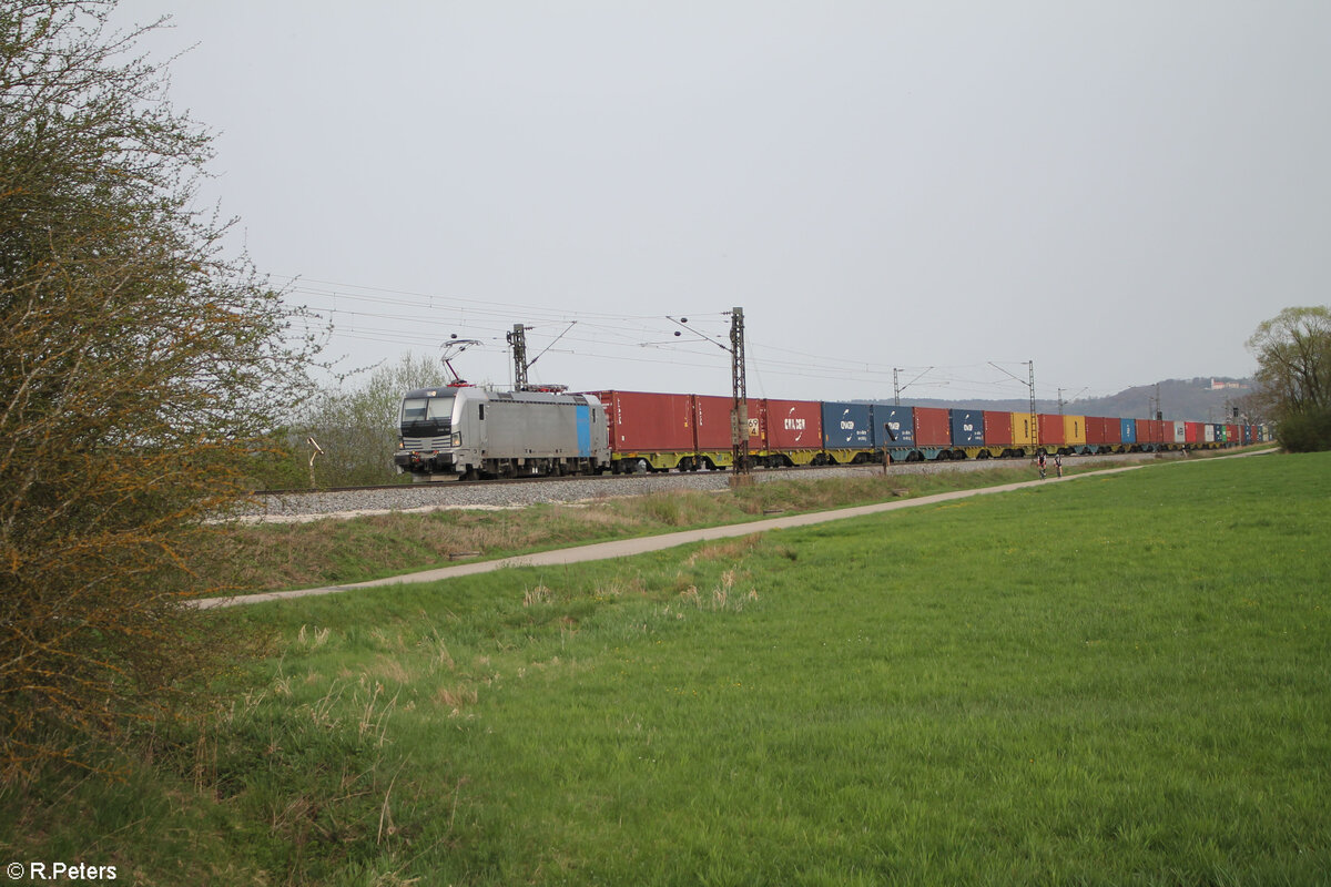 193 158 mit Containerzug bei Pölling. 07.04.24