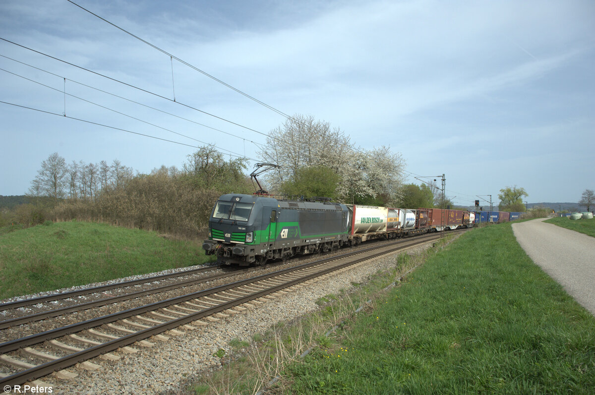 193 201-1 mit einem KLV Zug bei Pölling. 07.04.24