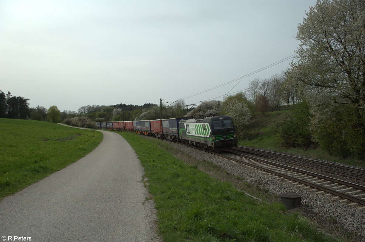 193 208-6 mit dem Routier KLVWechselpritschenzug bei Pölling in Richtung Regensburg.07.04.24