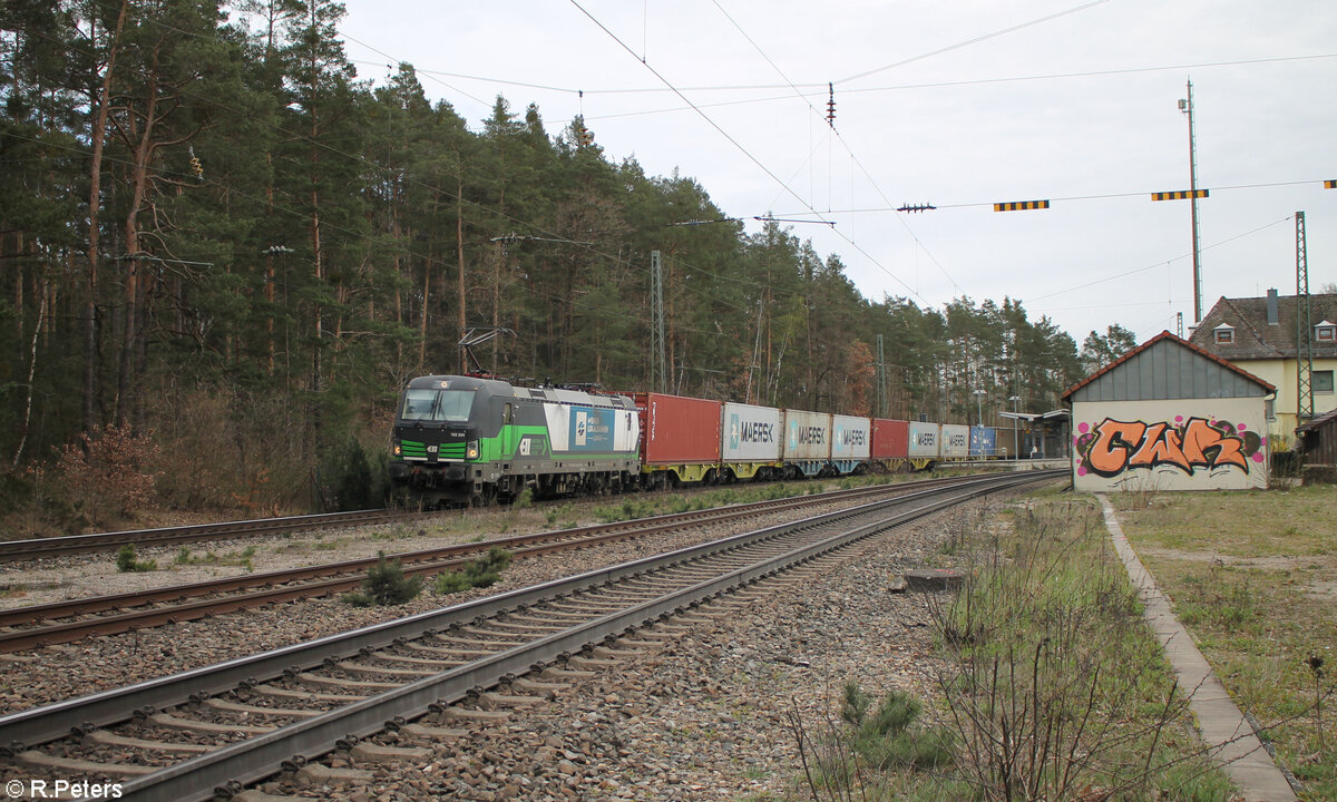 193 224-3 zieht mit einem Containerzug durch Ochenbruck. 31.03.24