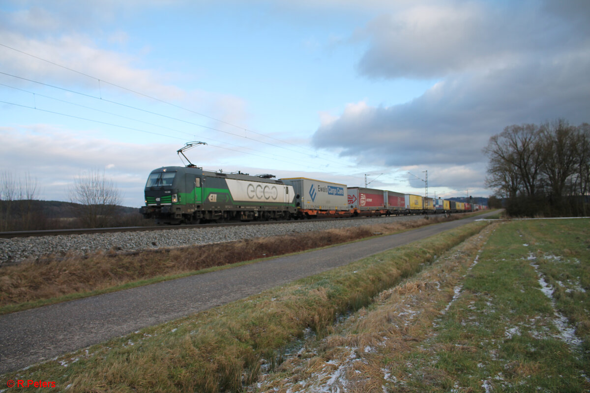193 225-0 zieht ein Containerzug bei Pölling in Richtung Nürnberg. 11.01.25