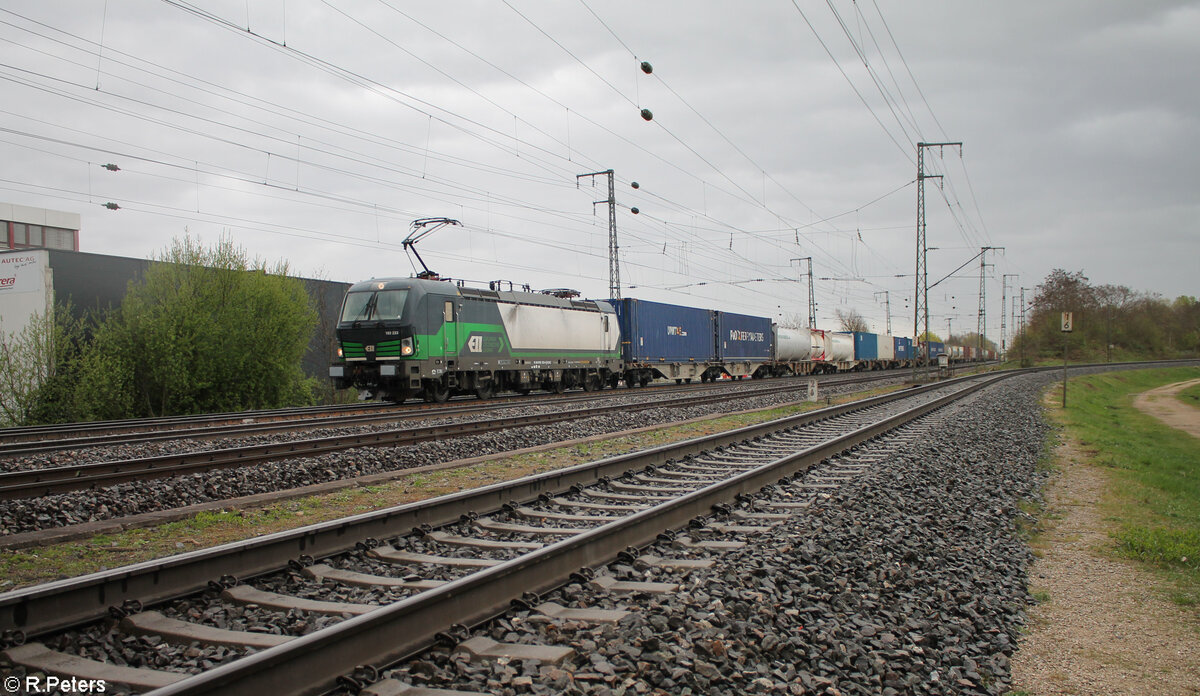 193 233-4 zieht mit einem Containerzug durch Nürnberg Hohe Marter. 03.04.24