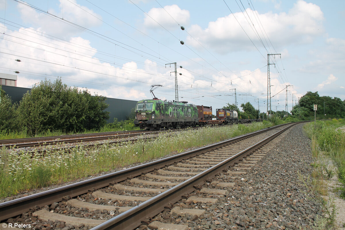 193 234  Grüner Offroad  zieht mit einem KLV Zug durch Nürnberg Hohe Marter. 24.07.24