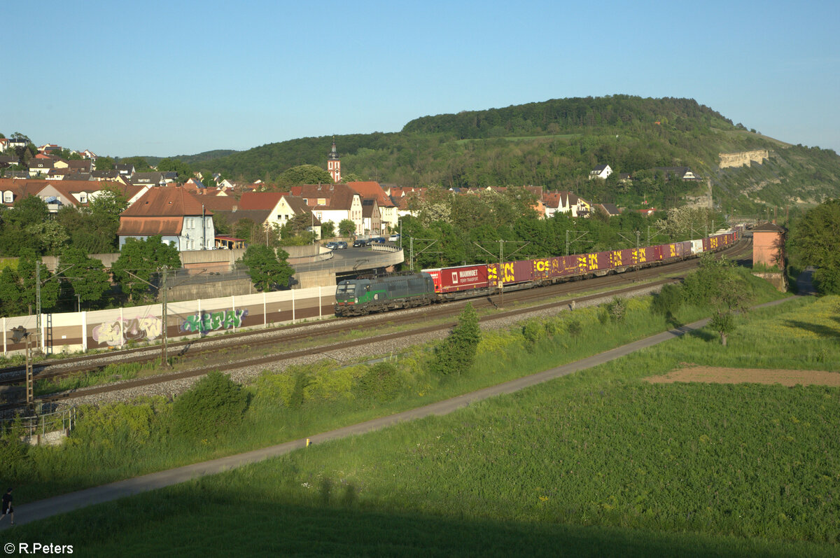 193 258-1 zieht mit einem ECS-Containerzug durch Retzbach-Zellingen. 11.05.24