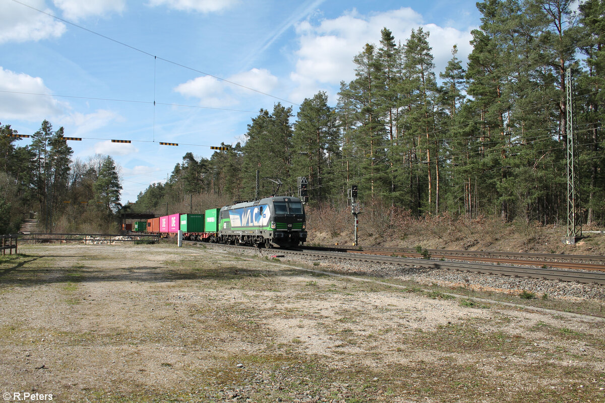 193 284-7 zieht mit einem Containerzug gen Süden durch Ochenbruck. 25.03.24