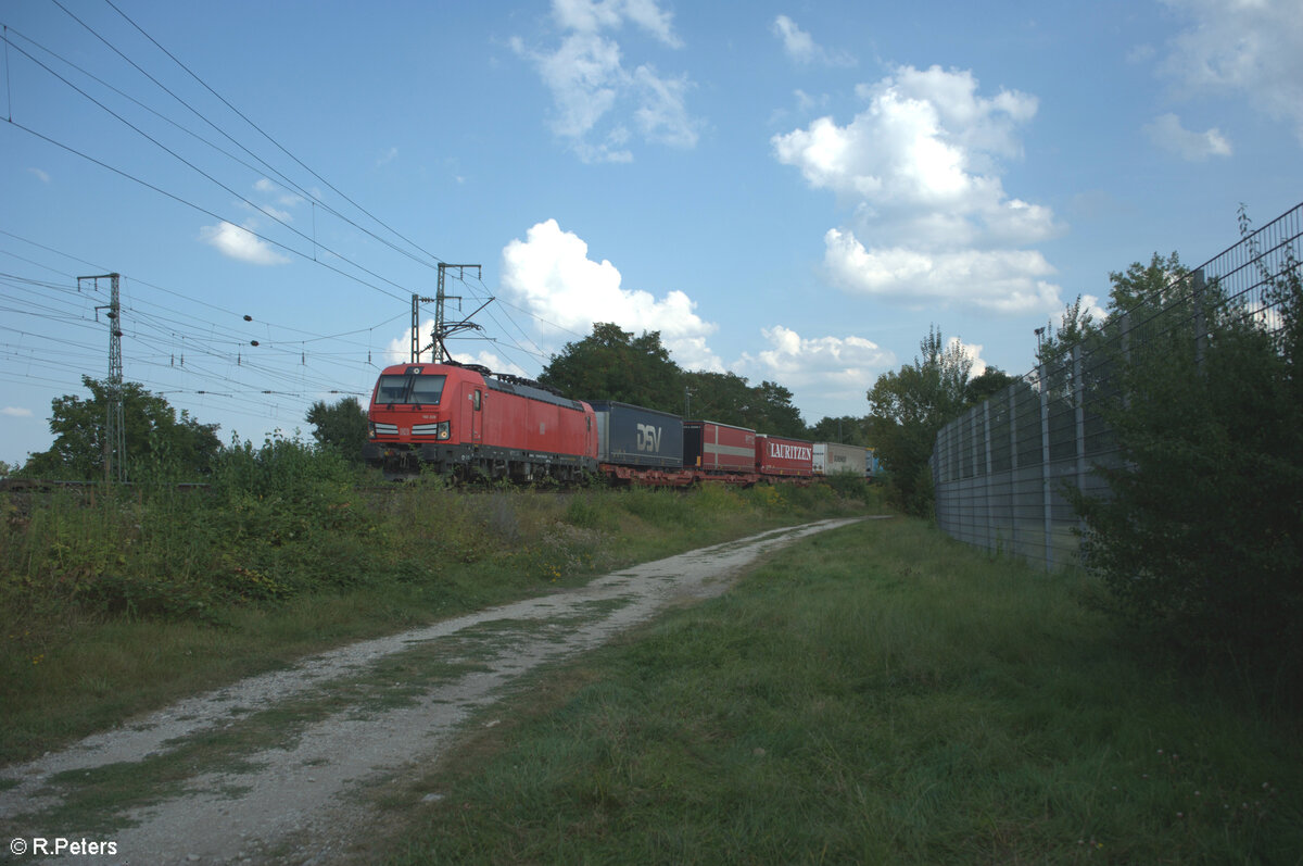 193 339 zieht mit einem Wechselpritschenzug durch die Treuchtlinger Kurve in Nürnberg Hohe Marter. 31.08.24