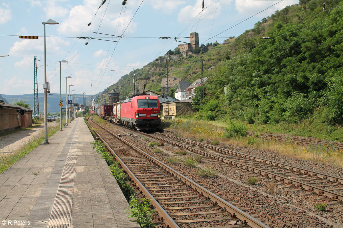 193 353-0 zieht durch Kaub mit einem Wechselpritschenzug. 20.07.24