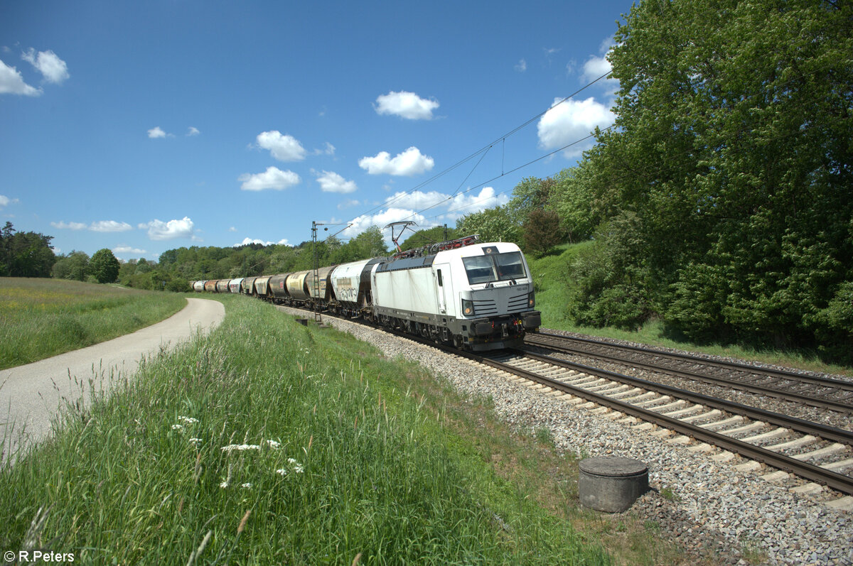 193 429-8 zieht mit einem Getreidezug bei Pölling in Richtung Regensburg. 14.05.24