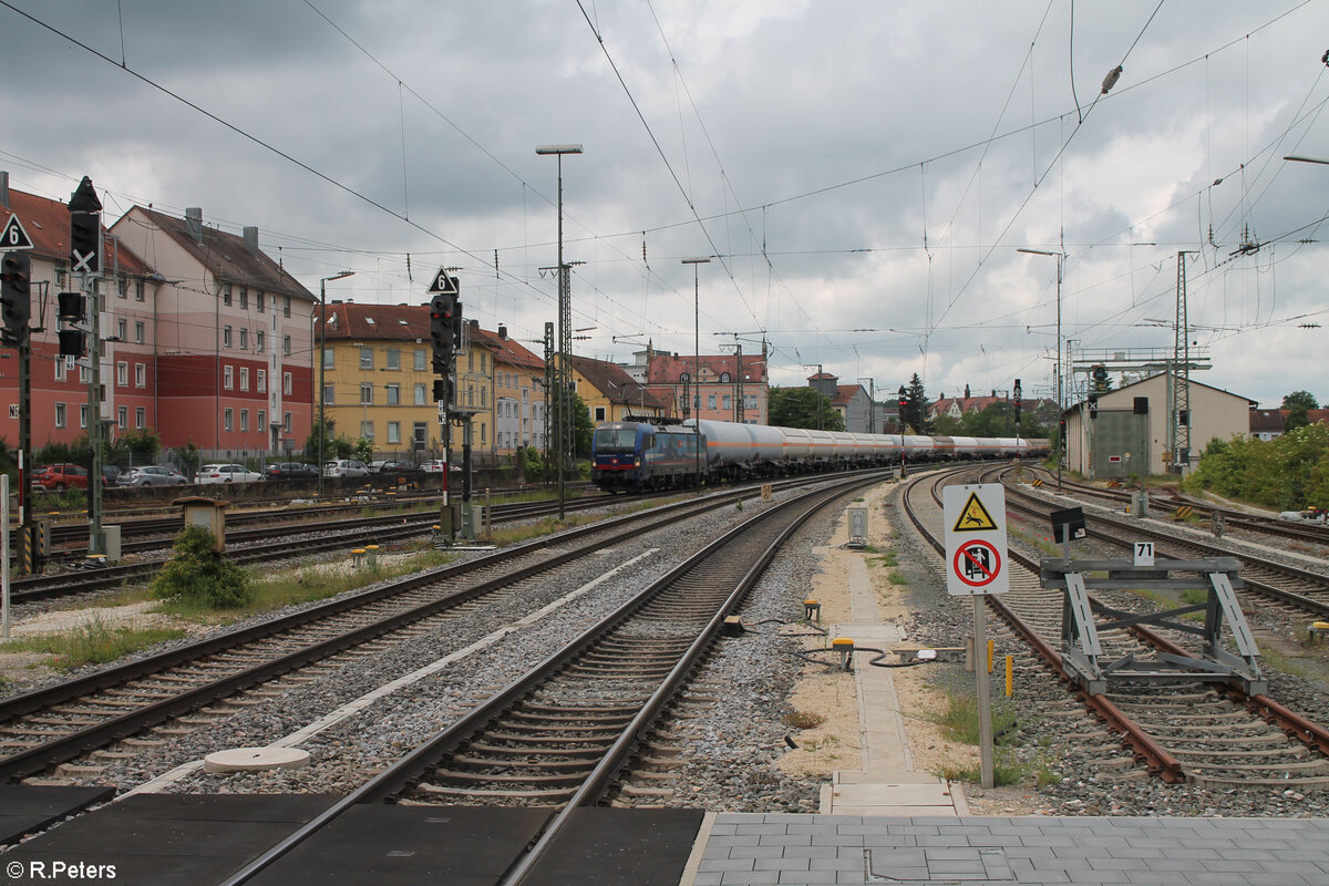 193 528-7 Alpenpiercer  Mosel bei der Einfahrt in Ansbach mit einem Gaskesselzug. 27.05.24