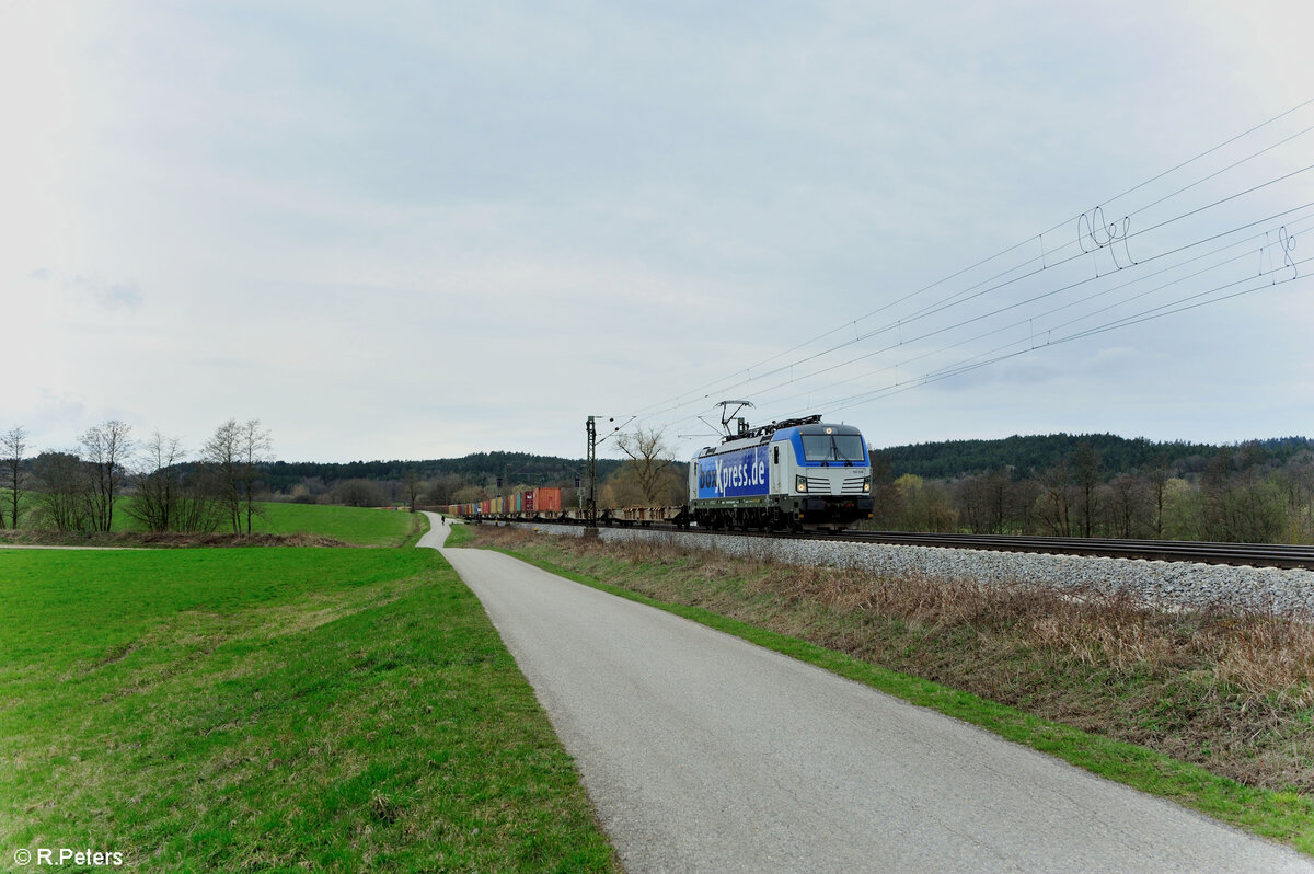 193 538-6 mit einem Containerzug bei Plling. 17.03.24