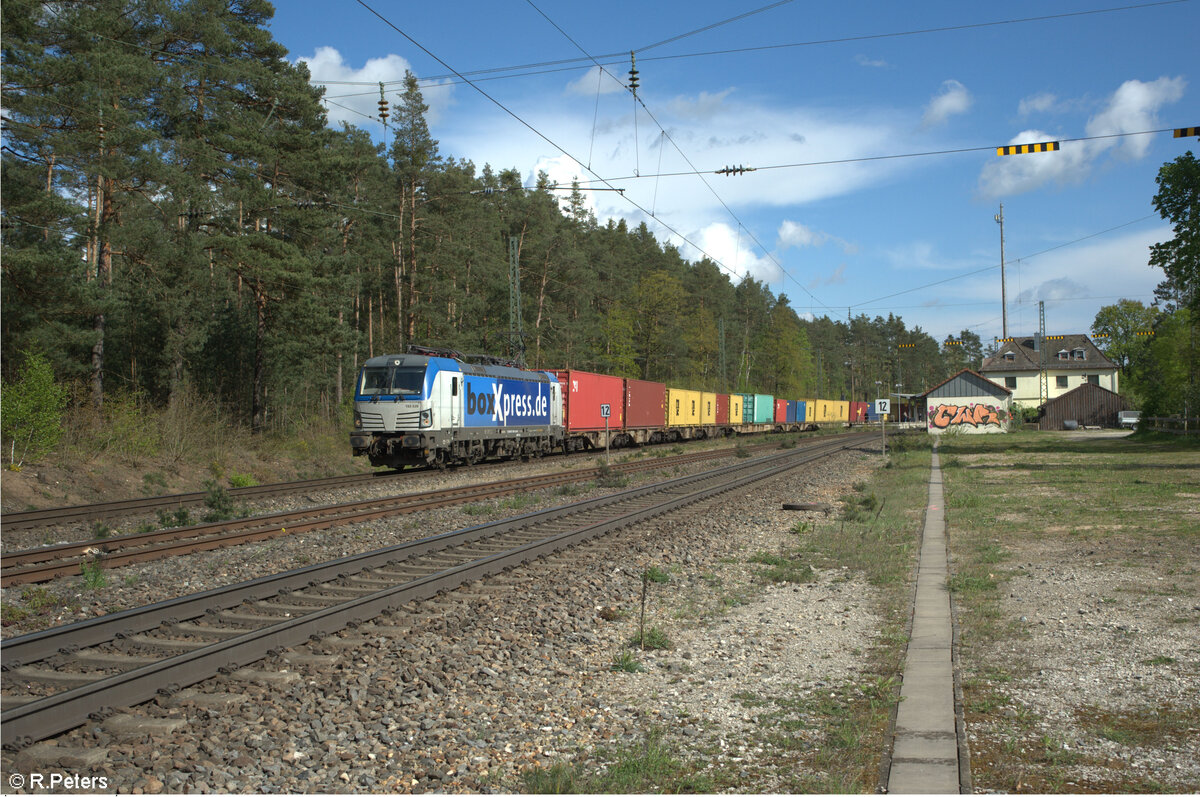 193 539 zieht mit einem Containerzug durch Ochenbruck. 18.04.24