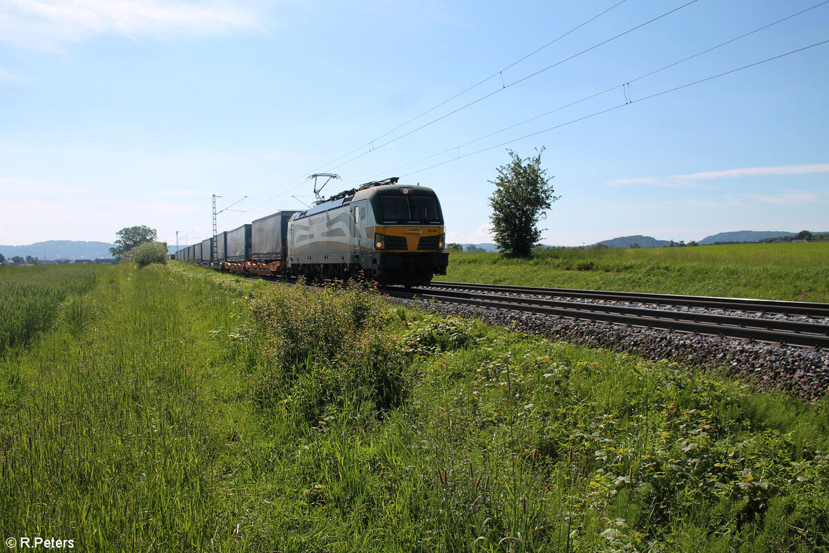 193 595-6 zieht bei Pölling mit einem LKW-Walterzug in Richtung Nürnberg. 20.05.24