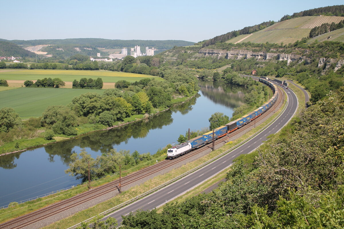 193 617-8 zieht zwischen Karlstadt und Himmelstadt mit einem LKW-Walter durchs Maintal. 02.06.21