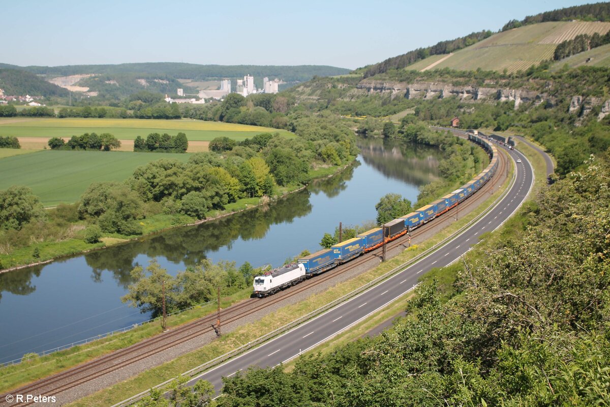 193 617-8 zieht zwischen Karlstadt und Himmelstadt mit einem LKW-Walter durchs Maintal. 02.06.21
