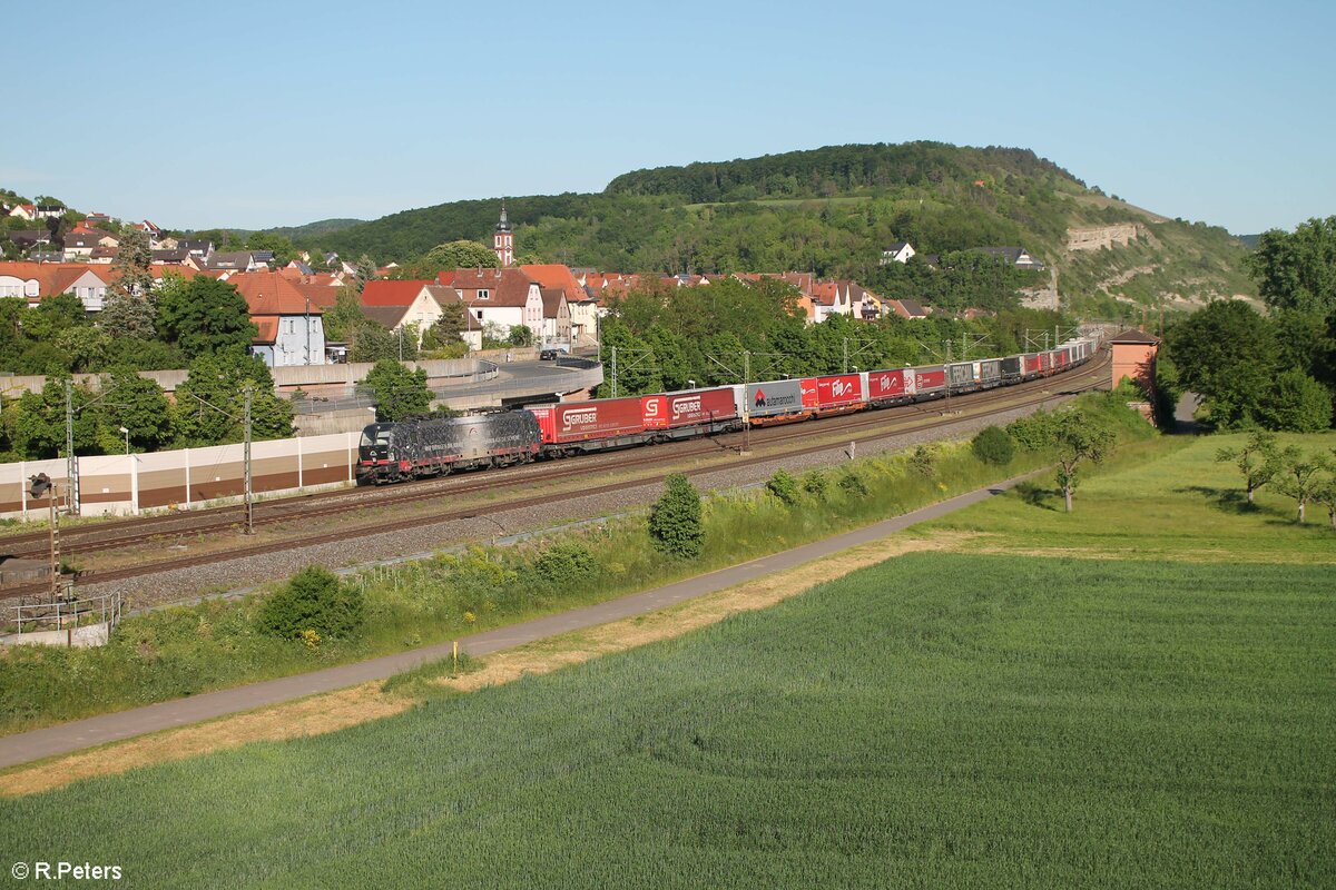 193 657-4  Wir bringen die Kraft von 8700 Pferde auf die Schiene  zieht mit einem Wechselpritschen Gruber Zug durch Retzbach-Zellingen. 02.06.21