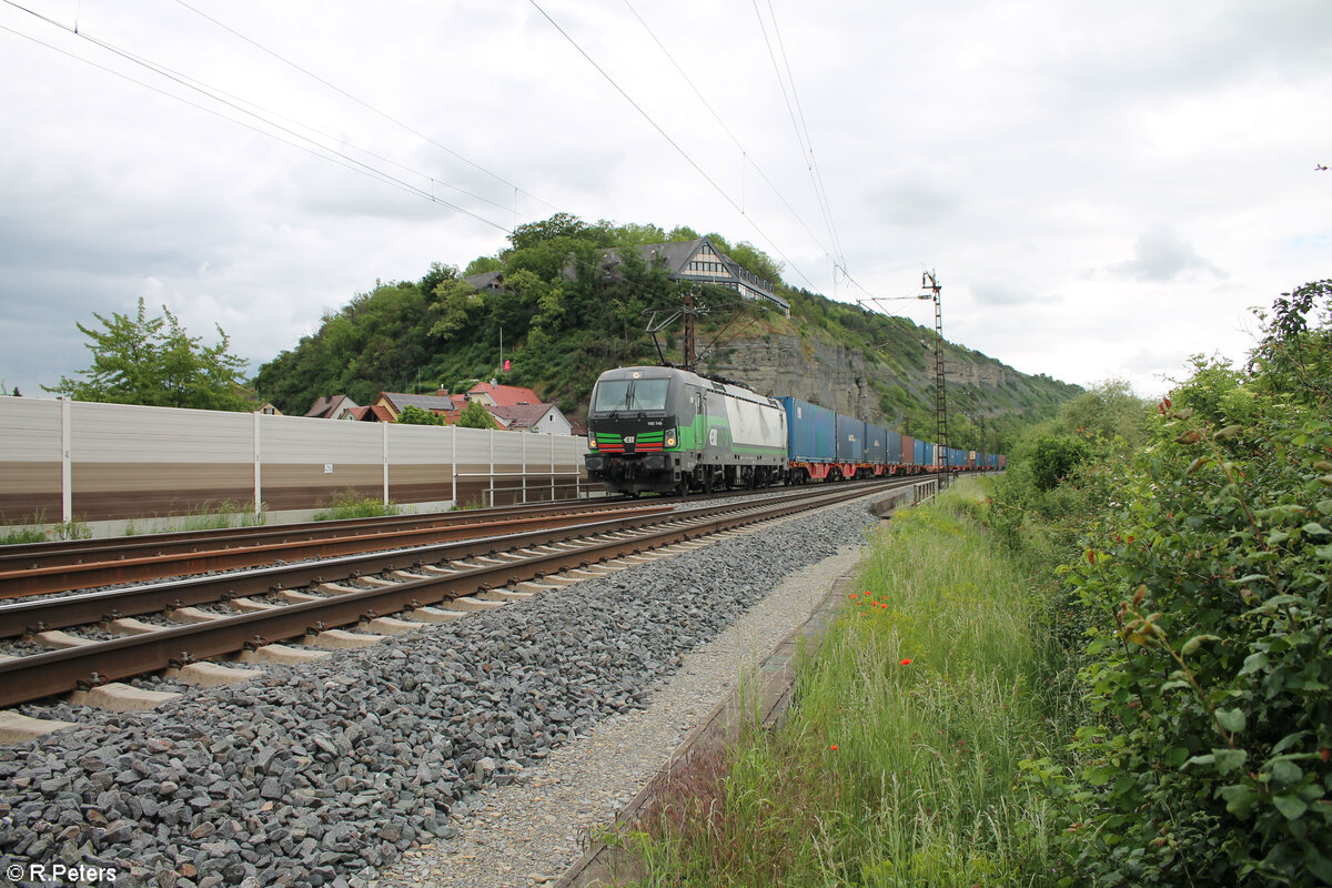 193 745-7 zieht mit einem Containerzug durch Retzbach-Zellingen. 18.05.24