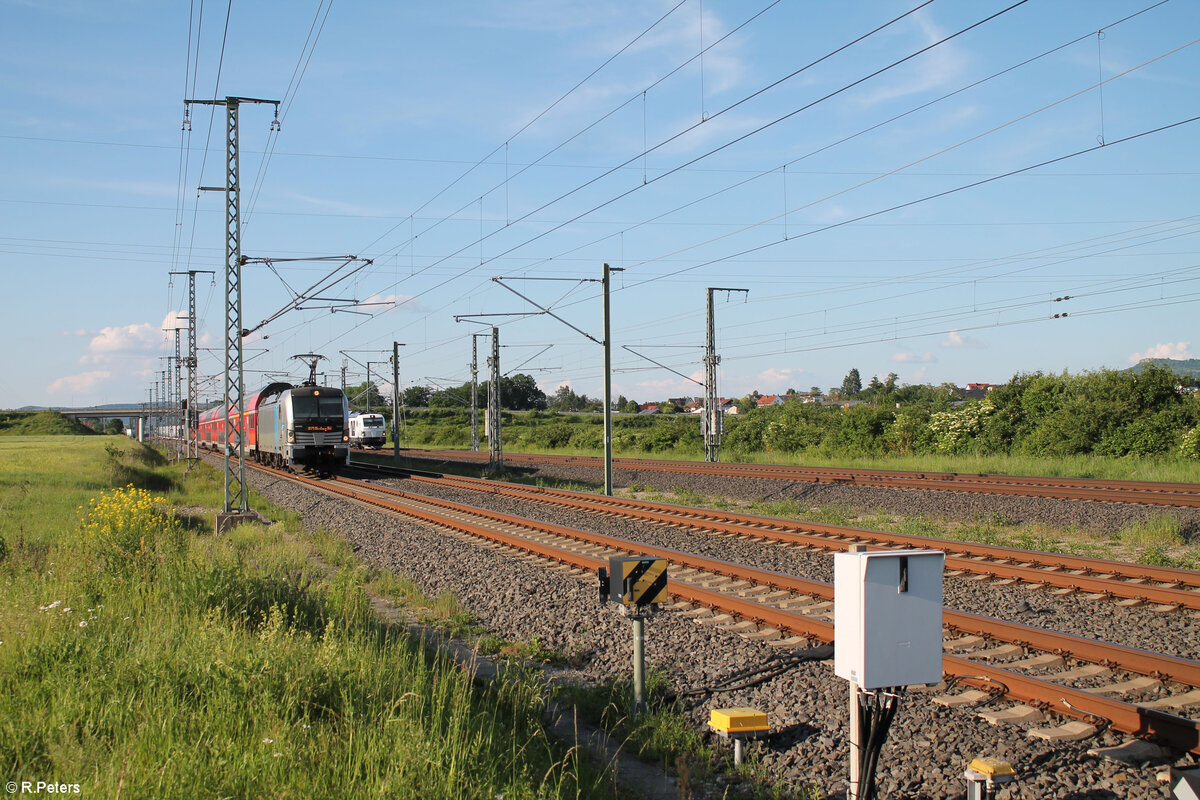 193 805 liefert sich als RE19 4925 Sonneberg - Nürnberg ein Wettrennen mit 248 997 bei Ebensfeld. 20.05.24