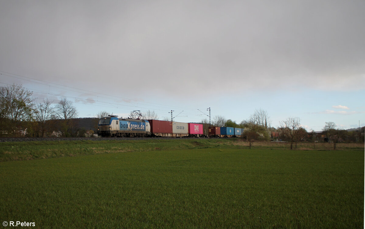 193 842-2 zieht bei Thngersheim mit einem Containerzug gen NNorden. 28.03.24