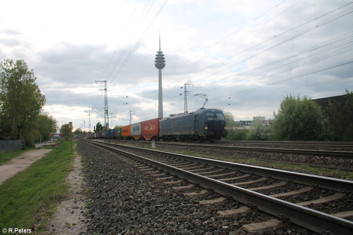 193 845-5 zieht mit einem Containerzug durch Nürnberg Hohe Marter. 09.04.24